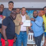 Alcalde Carlos Guzmán exhorta a jóvenes fortalecer el deporte, tras entrega de RD$450 mil a basquetbolistas