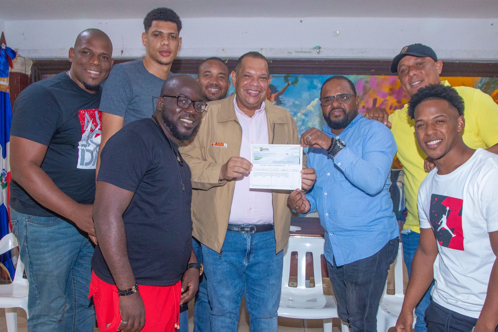 Alcalde Carlos Guzmán exhorta a jóvenes fortalecer el deporte, tras entrega de RD$450 mil a basquetbolistas