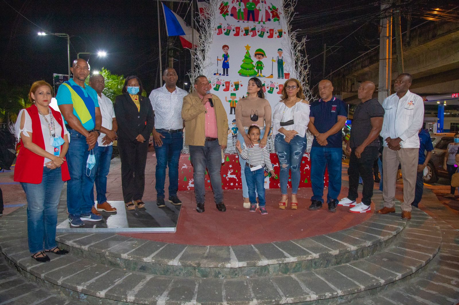 Alcaldía de SDN enciende árbol Navideño e inicia “Navidad Juntos”, dedicada a los héroes que lucharon contra el Covid-19