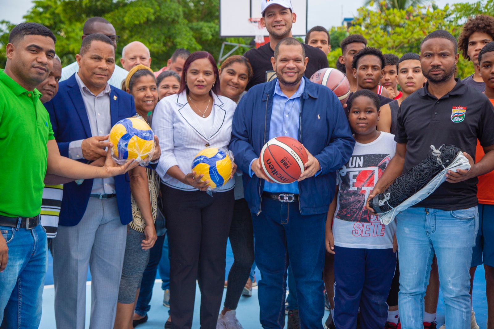 Alcalde Carlos Guzmán entrega anhelada cancha de básquetbol en Urbanización El Paso