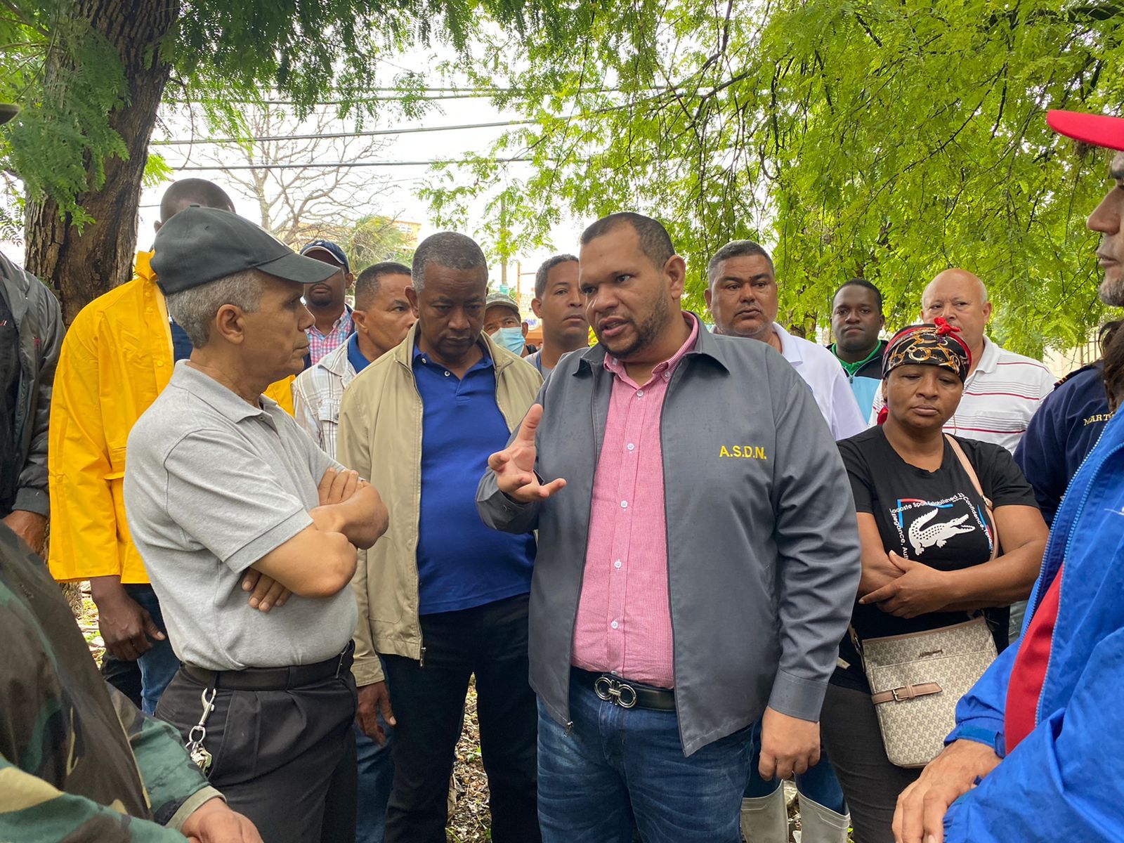 Alcalde Carlos Guzmán encabeza trabajos de limpieza, reparaciones, restablecimiento eléctrico y poda de árboles tras huracán Fiona