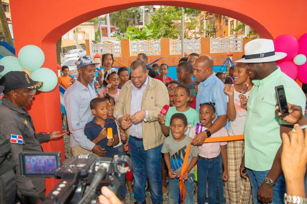 Alcalde de SDN Carlos Guzmán entrega décimo parque totalmente remozado