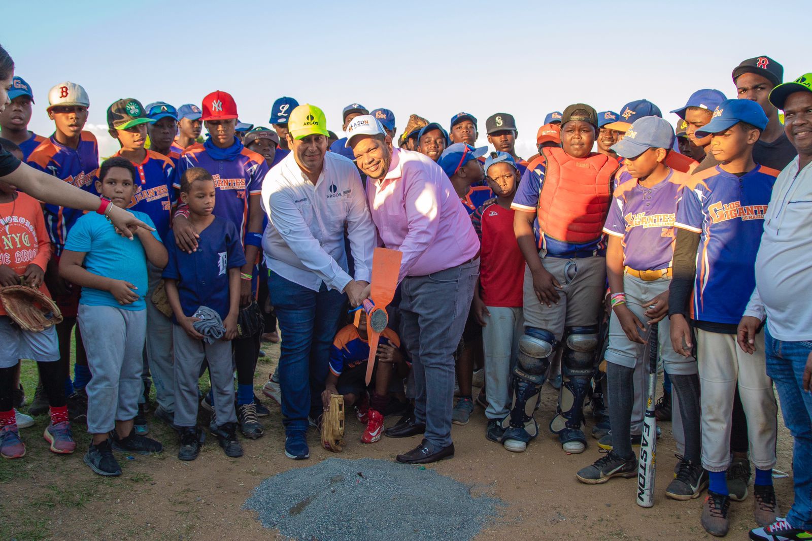 Alcalde Carlos Guzmán y Cementos Argos inician remozamiento de Play de béisbol en Jacagua