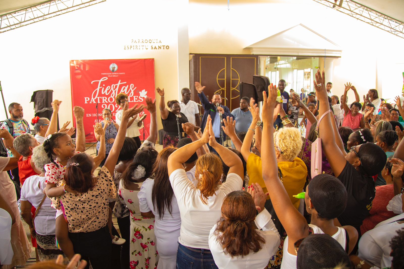 Alcalde Carlos Guzmán participa en celebración de fiestas patronales de Villa Mella