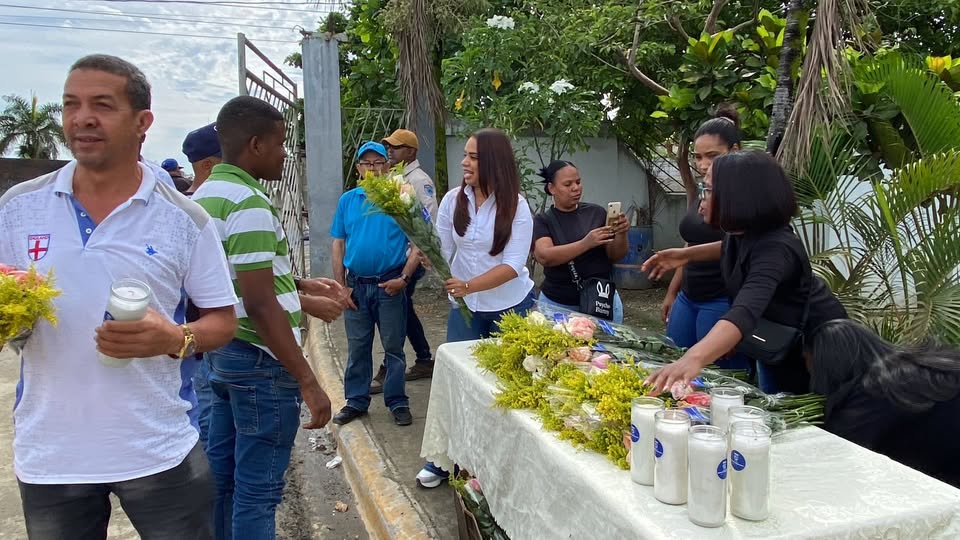 Alcaldesa Betty Gerónimo recorre cementerios y entrega flores y velones por el Día de las Madres